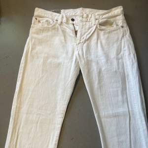 Säljer nu dessa Slim vita Ralph Lauren jeans 381 i storlek, W31 x L32. Dem är i ett så nära perfekt skick som man kan komma och har i princip aldrig använts. Tveka inte att höra av er vid frågor eller funderingar! Kan gå ner i pris vid snabb affär! 