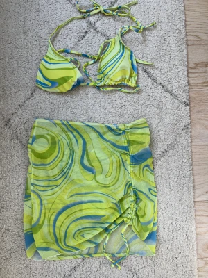 Grön bikini - Säljer denna super snygga bikini från SHEIN. Den är aldrig använd utan var tyvärr för liten för mig. Bikinin är i storlek xs.