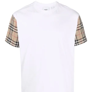 Burberry t-shirt - Mycket fin t-shirt från burrberry i ny skick endast använd några enstaka gånger men passar ej bra på mig. Nypris: ca 6000kr Kan diskutera priset vid snabbaffär.