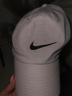 Keps Nike - Beige keps från Nike. Använd. Finns ytterst lite smink fläckar på insidan som säkert går att få väck. 