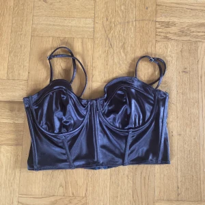 Korsett  - Säljer en slags korsett, bara provad! Köparen betalar frakt! 