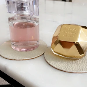 Äkta damparfymer  - Säljer två stycken nästintill oanvända parfymer då tjejen inte längre använder de.  1. Paco Rabanne lady million Edp 30 ml 250kr 2. Hugo boss femme Edp 75 ml 200.  Finns att hämta i centrala Malmö alternativ fraktas   