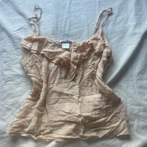 Rosa volang linne  - Volang Linne i bra skick, har ärft den så vet inte vart den är ifrån. Skriv om ni vill ha fler bilder!💋