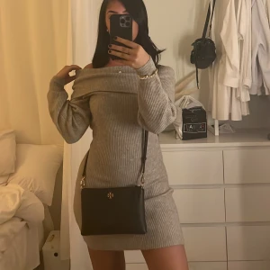 Klänningen  - Stickad off shoulder klänningen från hm, använd vid 1 tillfälle  perfekt för hösten.🍁