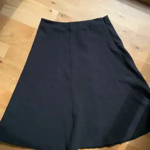 Svart midi kjol från åhléns med prislapp kvar. Strlk 38, funkar också bra för en S. Högmidjad och midi längd. 
