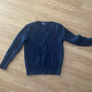 Stickad Ralph lauren tröja (barn) stlk M - Stickad ralph lauren tröja storlek M barn  Gott skick 