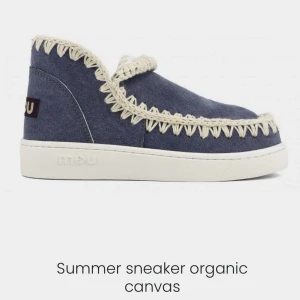 Mou skor  - Jag vill sälja mina summer mou sneakers för att de inte har kommit till användning, de ser rätt slitna ut men det syns ej på💓 pris kan diskuteras, köpte för ungefär 1900