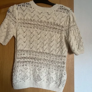 Topp med detaljer   - Säljer denna helt oanvända topp från Zara då det inte är min typ av tröja. Säljer för 190 kr+ frakt. 