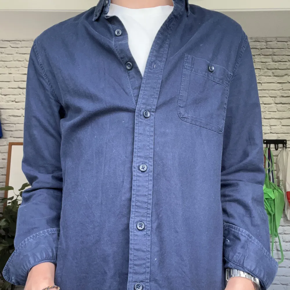 Mörk blå skjorta från dressmann i fint skick. . Skjortor.