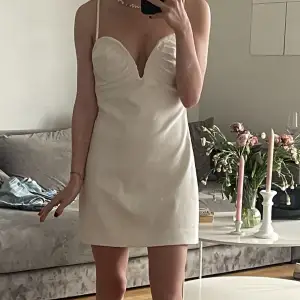 Väcker vit klänning