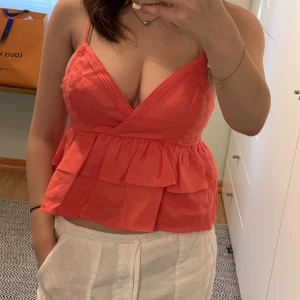 Gullig topp - Säljer denna supergulliga topp i linnetyg som tyvärr är för liten 💕