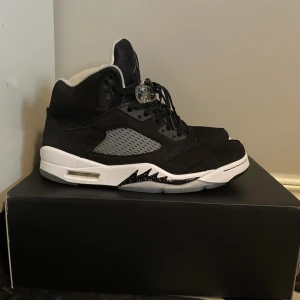 Jordan 5 Moonlight  - Skriv för mer bilder eller info  Jordan 5 Moonlight  -Size 9/42,5 -Cond 9/