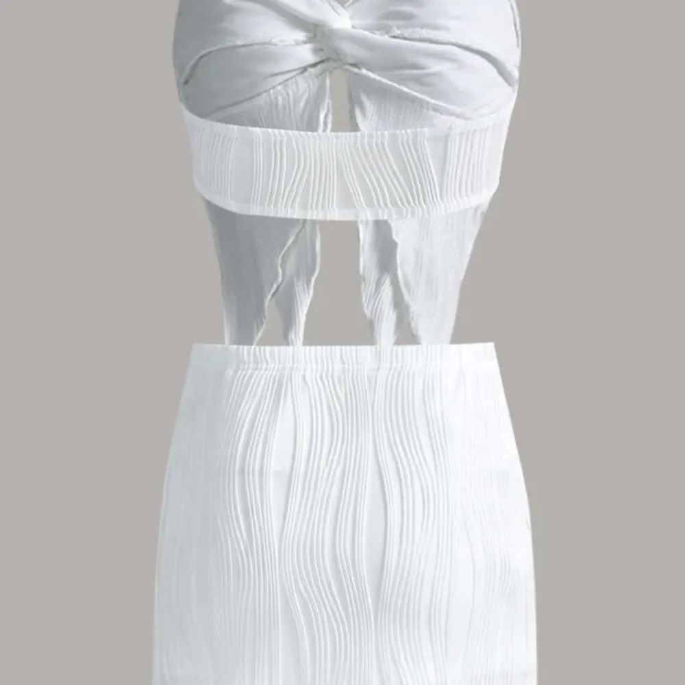 Säljer denna superfina vita toppen (inte kjolen) då den var för stor! aldrig använd och nyligen beställd. . Toppar.