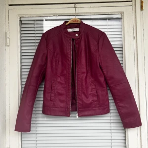 Läderjacka fejk läder skinnjacka vegansk läder ekoläder faux leather  - Superfin vintage läderjacka (ej äkta läder), rosa/röd färg. Strl: S. Har en pytteliten skada i kragen (den vita pricken som syns på den första bilden).  
