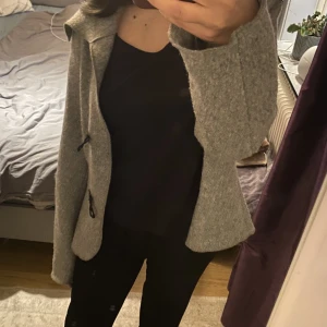 Grå Kappa/tunnjacka - Säljer denna kappa/tunna jackan eftersom jag har en annan jacka nu och denna ej kommer till användning tyvärr💖(står ingen storlek men jag har s)