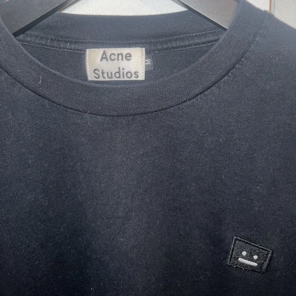 Säljer nu min jättefina långärmade t-shirt från Acne Studios som inte går att få tag på längre. Nypris låg på ca 2000kr. Tröjan är i väldigt bra skick. Storlek M men den är som en S. Pris går att diskutera vid snabb affär 💗. T-shirts.
