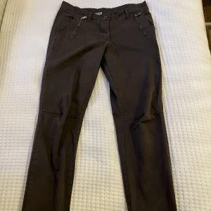 Mörkgröna lågmidjade byxor - Ett par mörkgröna byxor, de har lite stjärn-detaljer på knapparna, lågmidjade, använda endast 1 gång💞