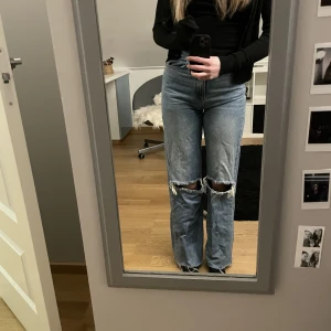 Blåa jeans - Använt fåtal gånger, sitter väldigt snyggt