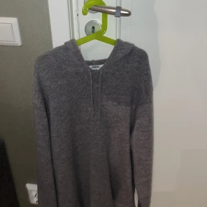 Kashmir hoodie - Märket är Kevin trapp, en Kashmir/merinoull hoodie väldigt lik John Henric. Priset är inte hugget i en sten.