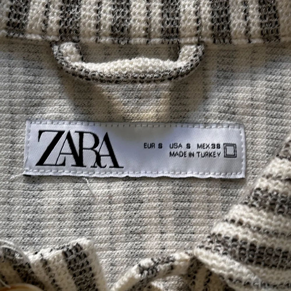 Randig overshirt från Zara i storlek M. Nästan oanvänd. Skjortor.