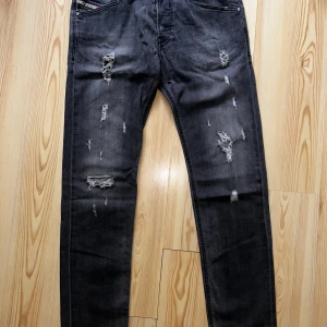 Diesel Jeans - Diesel Jeans i taper modell. Knappt använd. Storlek 32/32