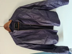 Jacka i nyskick - Fuskskinn i härlig mörk plommonlila färg