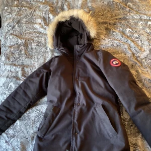 Canada Goose - Säljer min marinblåa Canada goose vinterjacka i modellen Victoria parka, dock har den lite hål vid armen därför kan priset disskuteras.