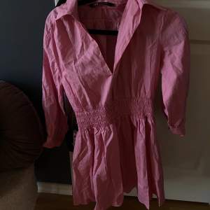 Säljer denna populära zara klänning i rosa! (Behövs en strykning)..