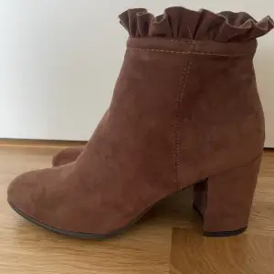 Snygga bruna mocka boots 