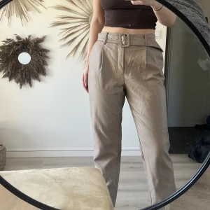 Skinnbyxor  - Skinnbyxor i beige aktig färg med skärp, från vila 🤍 