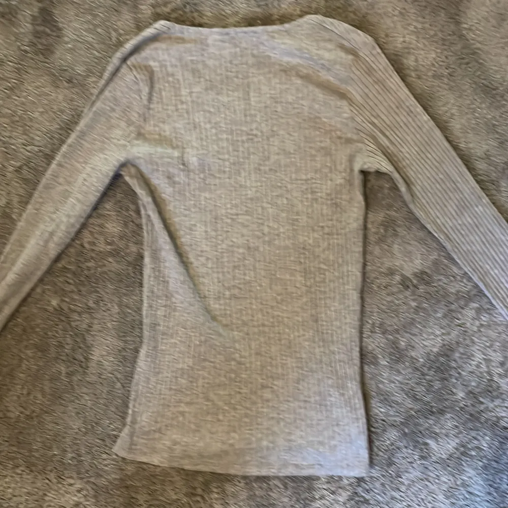 Säljer denna tröjan då den inte kommer. Använt ett par gånger, har inga defekter och är i bra skick!. Tröjor & Koftor.