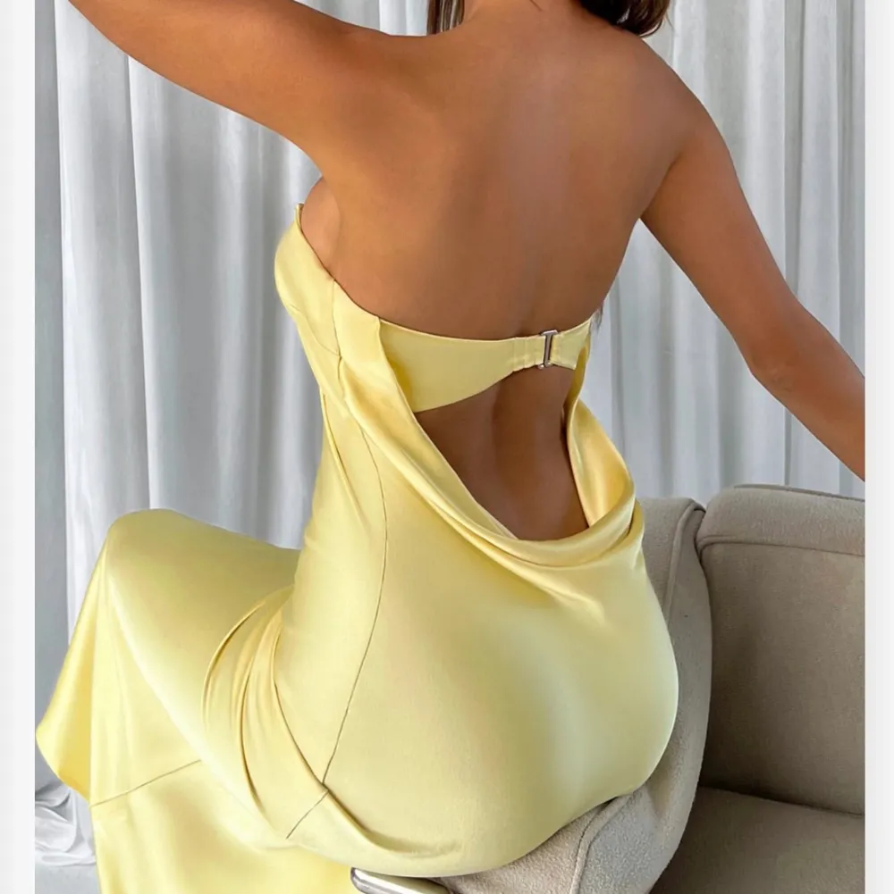 Super fin maxi klänning med öppen rygg i satin. Perfekt färg nu till sommaren. Storlek S. Såld 500‼️‼️. Klänningar.