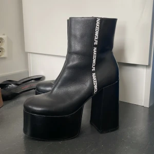 Naked Wolfe klackar/boots - NAKED WOLFE platå klackar i läder. sparsamt använda. Extremt bekväma trots klacken och höjden, riktigt robusta. Nypris ca 3000 kr💗🫶🏽 storlek 38