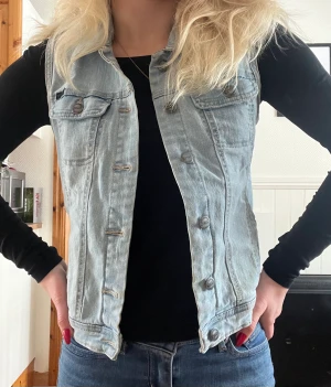 Jeansväst - Jeansväst från Only, storlek small.  Använd men i gott skick. 50kr