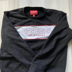 Guess tröja - Det är en Guess tröja. Köpt i Guess butik. Säljer tröjan för att den är för liten för mig. Ny pris runt 500 kr. 