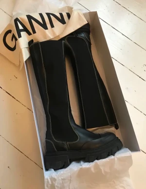 GANNI BOOTS TALL - Ganni Boots Tall - Kasse & Ganni poser følger med 🖤 Str 39  Aldrig brugt, kun prøvet på indendørs. Nåede ikke at sende dem retur, før returret udløb. Derfor sælger jeg.    