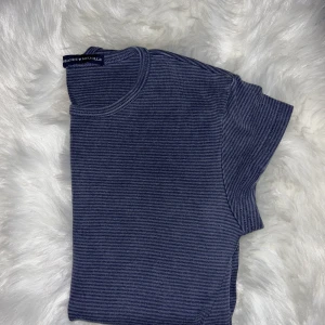 T shirt brandy melville - Blå randig t shirt från brandy melville