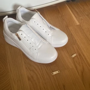 Skor - Skrot från skopunkten, aldrig använda, saknar skosnören. Vita skor i storlek 39. 200+frakt, priset går att diskutera 