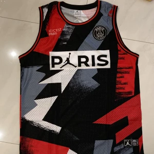 Basketlinne (XXL) - Jag säljer basketlinne i storlek XXL som jag fick i present köpta utomlands, men är för stora. Dom är helt oanvända. 