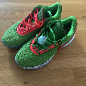 Lebron 20 strl 44 - Använda bara 5-6 ggr  Allt följer med dvs låda och extra snöre Köpt för 2250