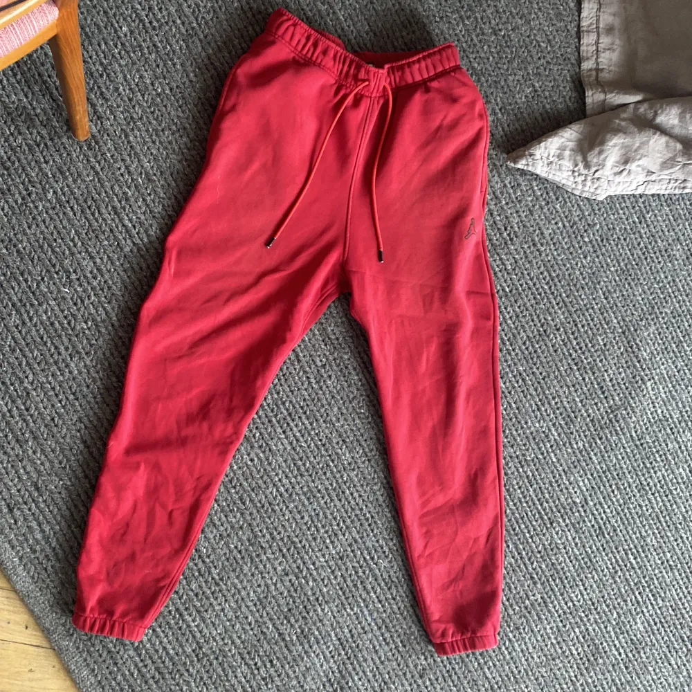 Röda mjukisbyxor  En vit tråd hänger lös men syns inte så mkt. Jeans & Byxor.