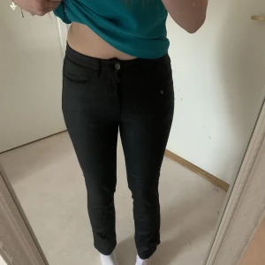 Svarta skinnbrallor  - Otroligt fina skin byxor köpa på Kappahl för nått år sedan, dom är använda men inga defekter, modellen är tight upptill och smått vida nertill, har ni fler frågor skicka pm