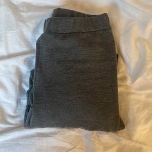 Fina byxor som liknar brandy mellvines yoga pants. Säljer då dem är för korta :( 