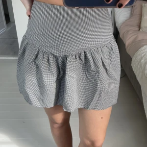 Randig kjol  - Randig kjol perfekt till sommaren, som nytt skick 