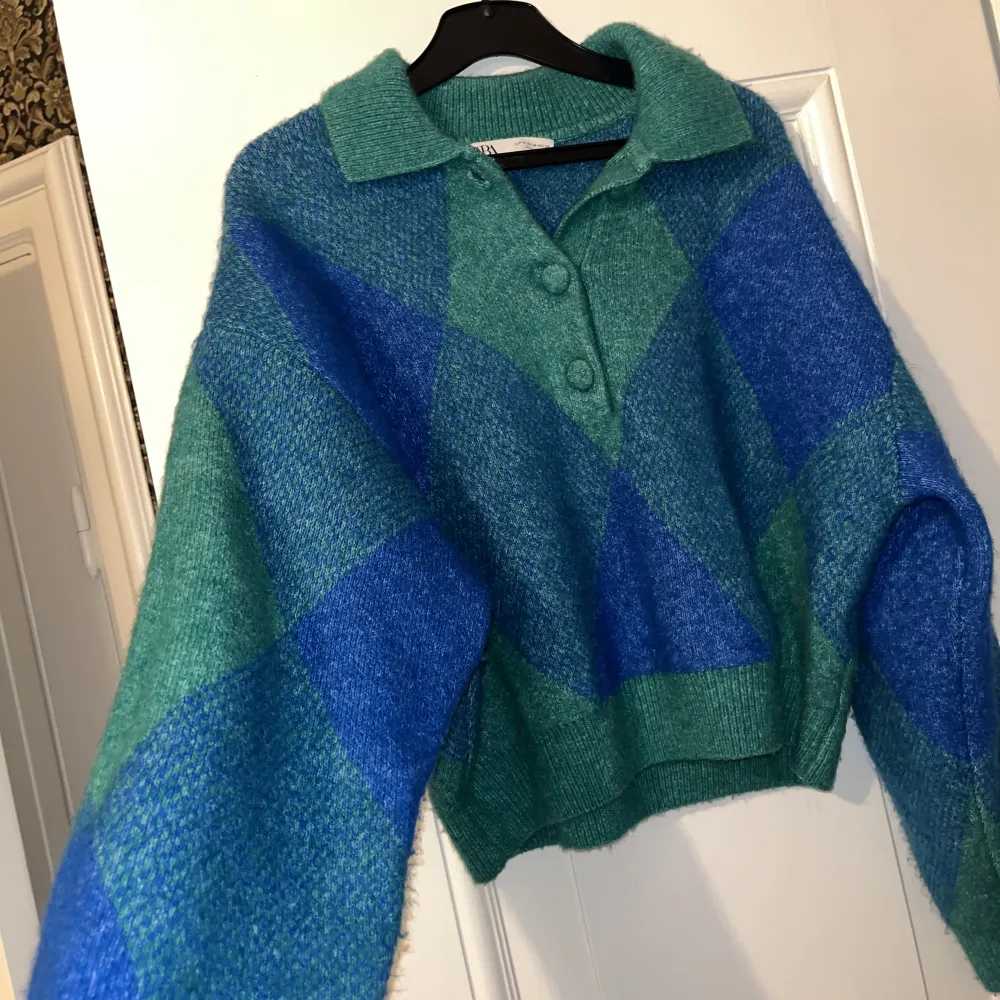 Säljer denna grön blåa stickade tröja från Zara🐻 köpt för cirka 1 år sedan och har max använt den 3 gånger💙💚. Stickat.