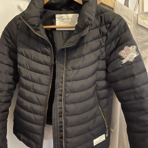 Odd Molly dunjacka (recycled gjord av plast)  - Denna speciella dunjackan är recycled och gjord av Pet-flaskor. Mycket fint skick! Funkar bra till vår och höst. Strl 0 = xs/s. Inköpt för ca 4000kr 