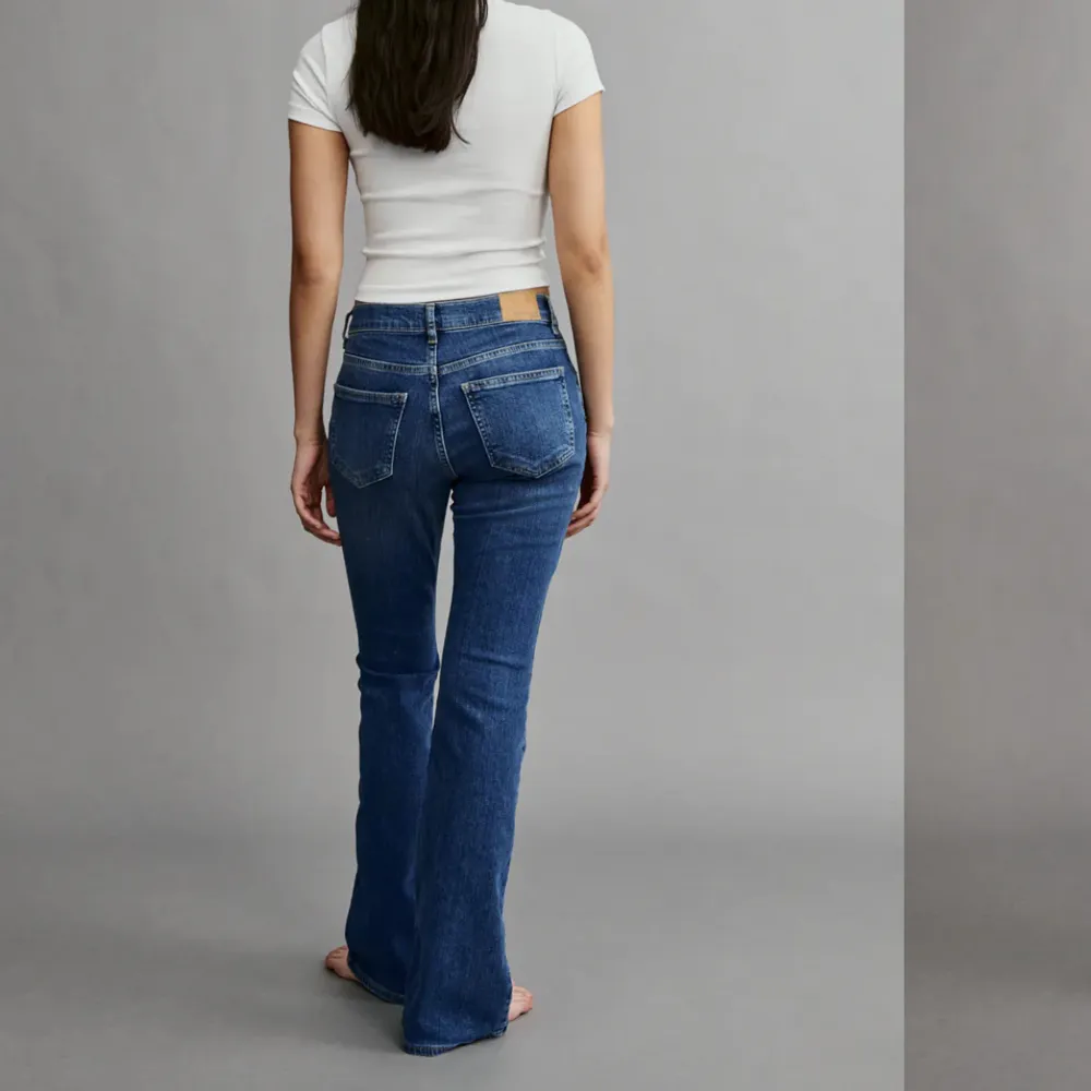 Säljer dessa skit snygga low waist bootcut jeans från GinaTricot för att dem inte längre passar. Säljs för 250 inkl frakt🤍. Jeans & Byxor.