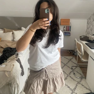 Sommarkjol - Otrolig sommarkjol i beige med knyte! Resår i midjan❤️ så så söt, använd sparsamt! Köpt utomlands