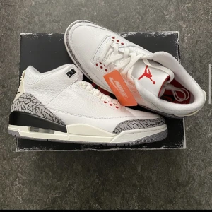 Jordan 3 retro ”white cement reimagined” - Jordan 3 retro ”white cement reimagined” Storlek: 42.5 Skick: ds Pris: 2799