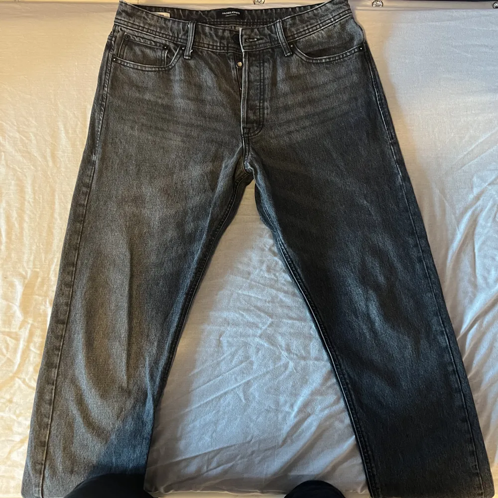 Mycket fina jeans i mörkgrå färg. Använda ett fåtal gånger men är som nya och i mycket fint skick. Köpta från Jack & Jones för 600 kr. . Jeans & Byxor.